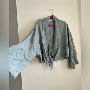 La miel clothing. Green/gray cropped tie front wrap top